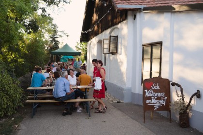 Offene Kellertür im Winzerhof Wurst