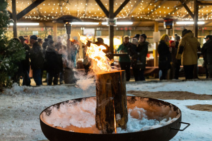 Im Langegger Hof findet ein Adventmarkt mit lokalen Produkten und Christbaumverkauf (Mondphasenschni