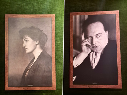 Alma Mahler und Franz Werfel fotografiert im Knappenhof in Reichenau