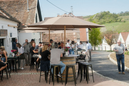 Genuss vor dem Dürnberg-Keller in der Oagossn