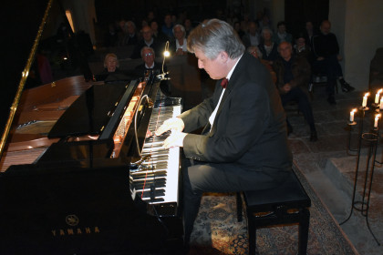 Robert Pobitschka in der Schlosskirche von Schrattenthal