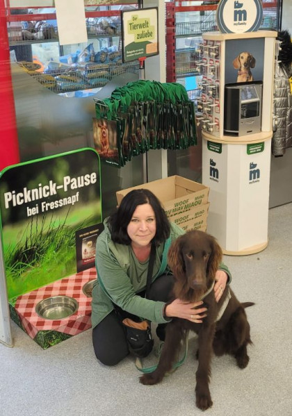 Hundetrainerin Alex Sieber mit ihrem Therapiebegleithund und Trainingspartner Atreju