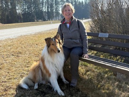 Brigitte Fröhlich und Wanderhund Jupi