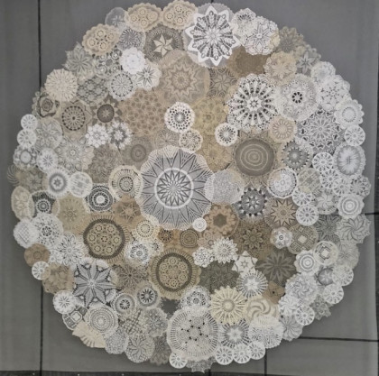 Eva Petrič, FIRST SUN. Objekt aus handgefertigter, recycelter Spitze, 2018, 280 x 280 cm