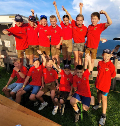 Schiclubkinder als Helfer des Festes