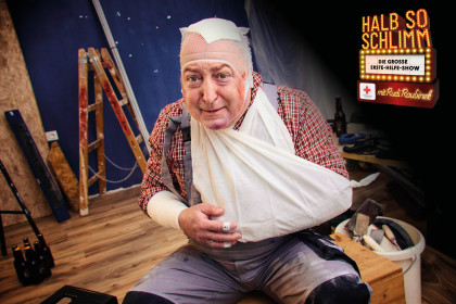 Rudi Roubinek unterstreicht mit der Show „HALB SO SCHLIMM“ die Wichtigkeit der Ersten Hilfe.