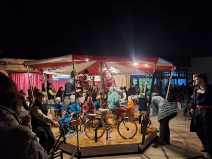 Karussell der Fundgegenstände beim Leopoldimarkt am  Dorfplatz