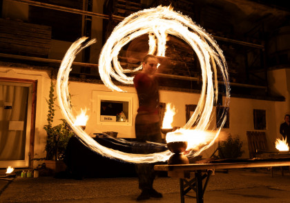 Feuershow beim Leopoldimarkt am Dorfplatz