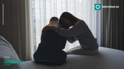 Zwei Personen, die sich in schweren Zeiten unterstützen