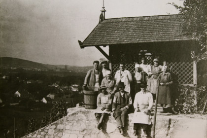 Mittagsrast bei der Weinlese im Weingut „Donau-Eck“, 1924