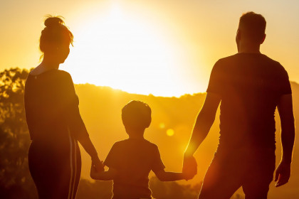 Familie im Sonnenuntergang