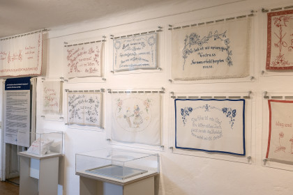 Klischeehafte Bilder und Sprüche im Weinviertler Museumsdorf Niedersulz