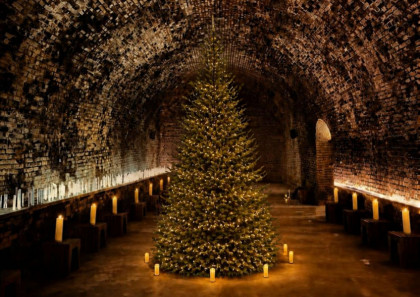 Basilika mit Christbaum_KI unterstützt