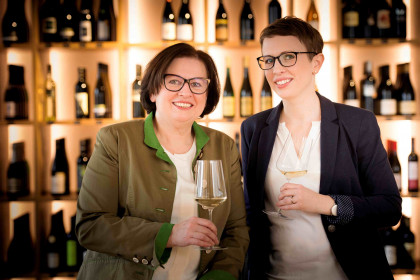 Elisabeth Honsig und Katharina Widhalm in der Wein- und Genusshandlung.