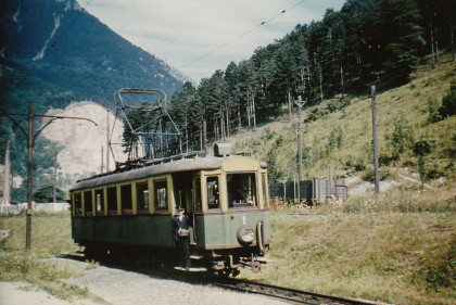 Triebwagen Nr. 1 Anfang der 1960er Jahre im Bahnhof Hirschwang