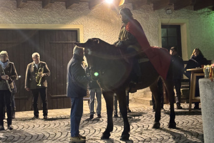 Pferd mit Reiter bei der Jungweinsegnung in Rossatz