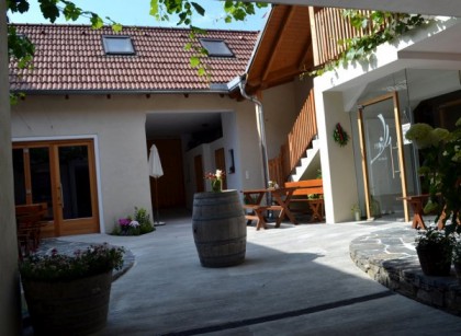 Eine Wohltat: schattiger Hof, gute Jause, guter Wein
