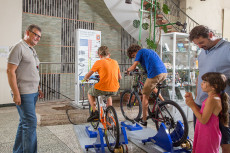 Strom selbst erzeugen am Fahrradsimulatro
