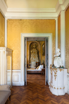 Das Ankleidezimmer mit Blick in das gelbe Schlafzimmer im Schloss Eckartsau
