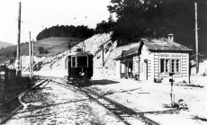 Triebwagen Nr. 1 im Eröffnungsjahr im Bahnhof Payerbach-Lokalbahn