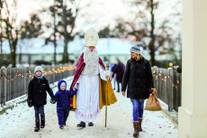 Einzug Nikolaus beim Adventmarkt in Wilfersdorf